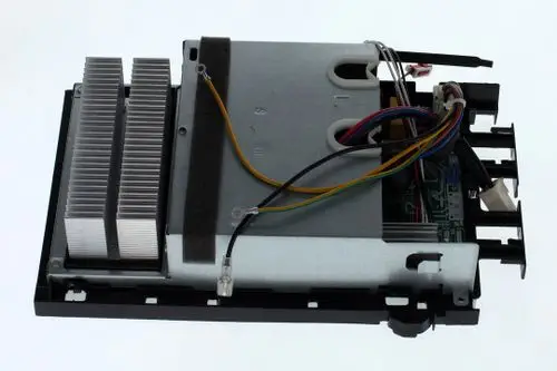 BOSCH elektronische Steuerungseinheit mit Kühlkörper, versehen mit Kabeln und Anschlüssen zur Verbindung mit weiteren Komponenten.